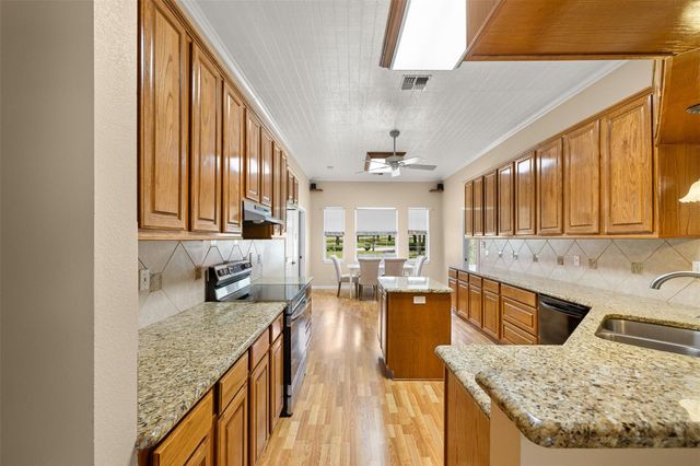 730 Panorama RD, La Grange, TX 78945
