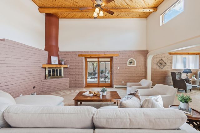 712 Navarra Way SE, Albuquerque, NM 87123