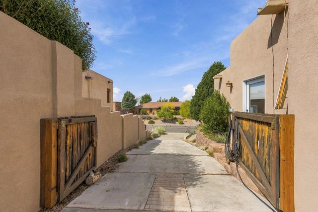 712 Navarra Way SE, Albuquerque, NM 87123