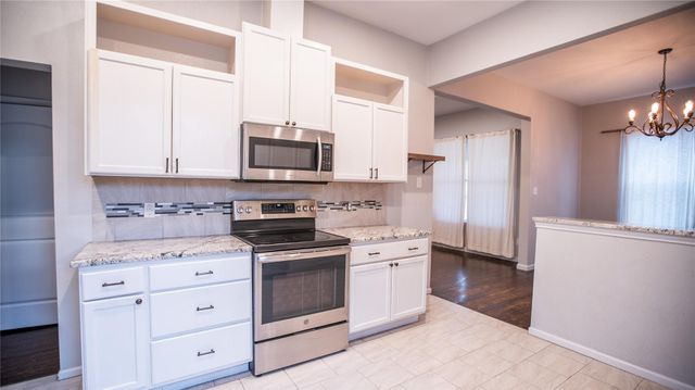 206 W 11th ST, Taylor, TX 76574