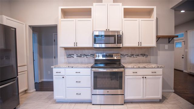 206 W 11th ST, Taylor, TX 76574