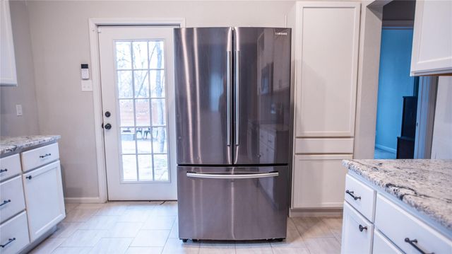 206 W 11th ST, Taylor, TX 76574