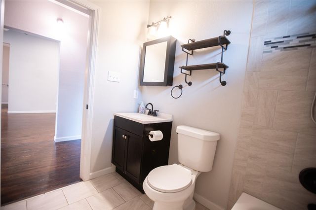 206 W 11th ST, Taylor, TX 76574