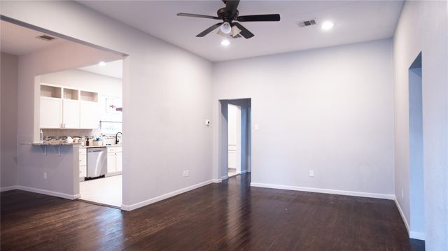 206 W 11th ST, Taylor, TX 76574