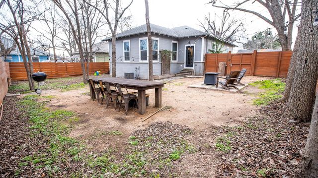 206 W 11th ST, Taylor, TX 76574