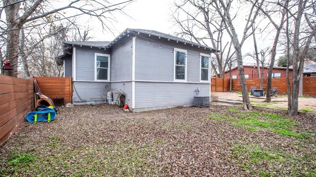 206 W 11th ST, Taylor, TX 76574