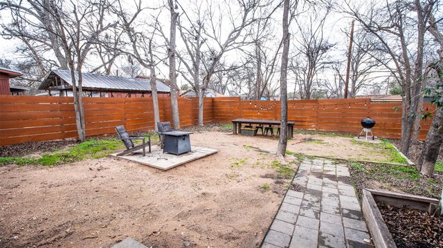 206 W 11th ST, Taylor, TX 76574