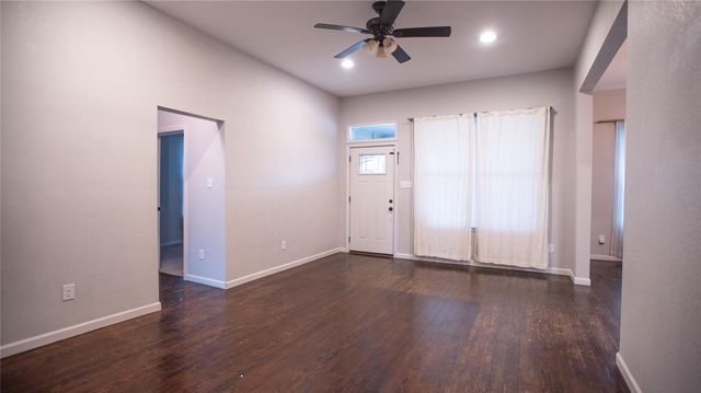 206 W 11th ST, Taylor, TX 76574