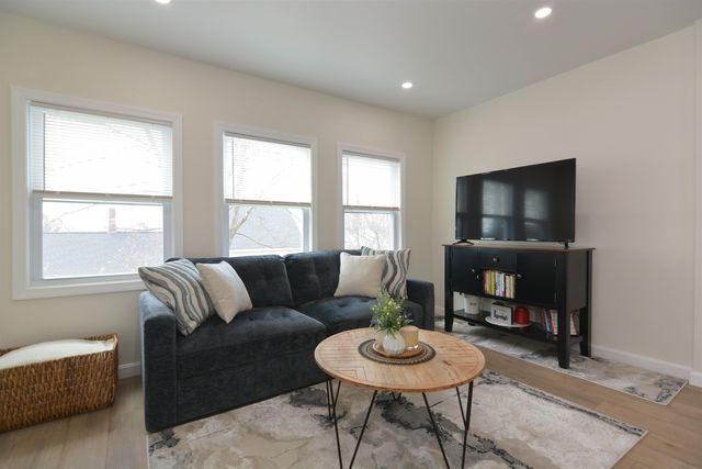 493 Manchester St 1, Manchester, NH 03103