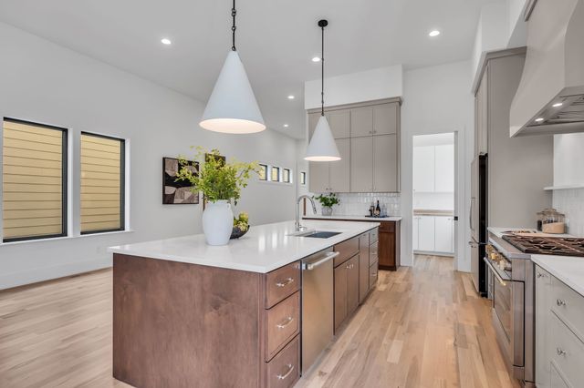 3806 Harding Pl, Nashville, TN 37215