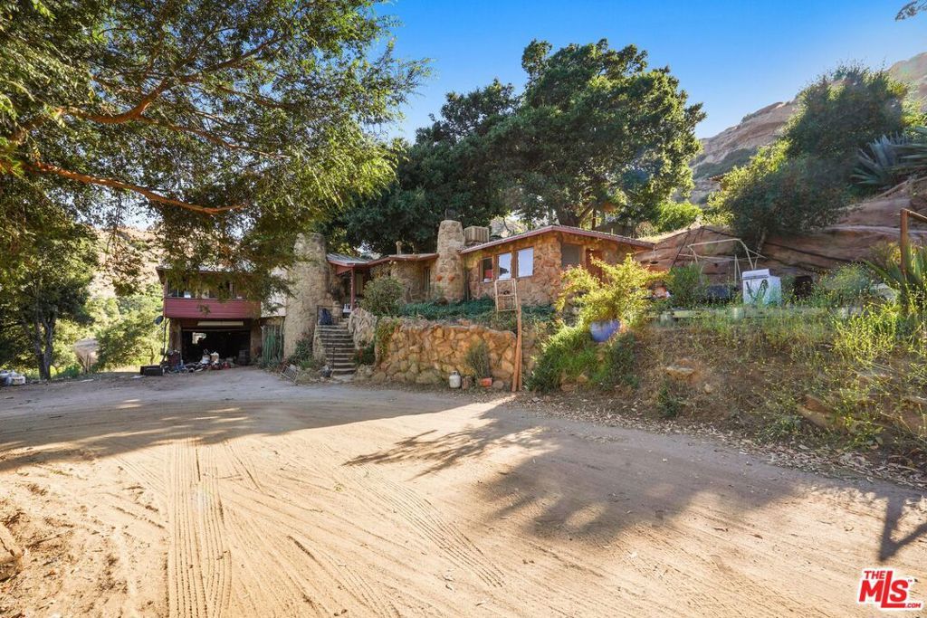 670 Bryant Drive, Canoga Park, CA 91304