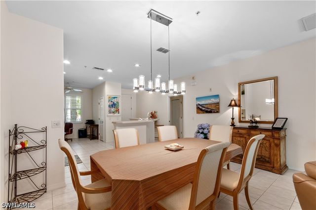 4853 Hampshire CT 105, Naples, FL 34112