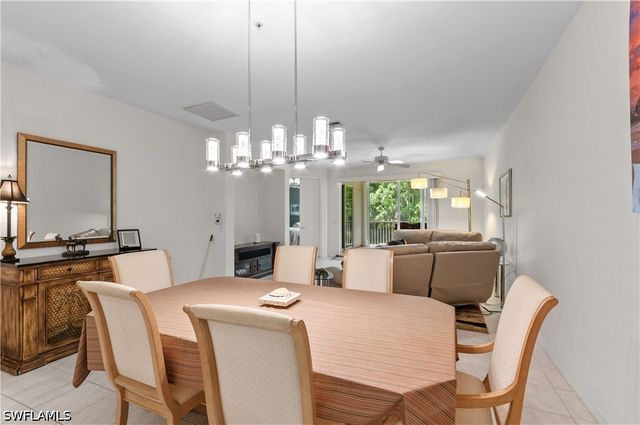 4853 Hampshire CT 105, Naples, FL 34112