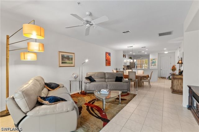 4853 Hampshire CT 105, Naples, FL 34112