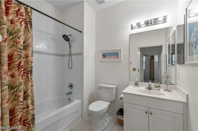 4853 Hampshire CT 105, Naples, FL 34112