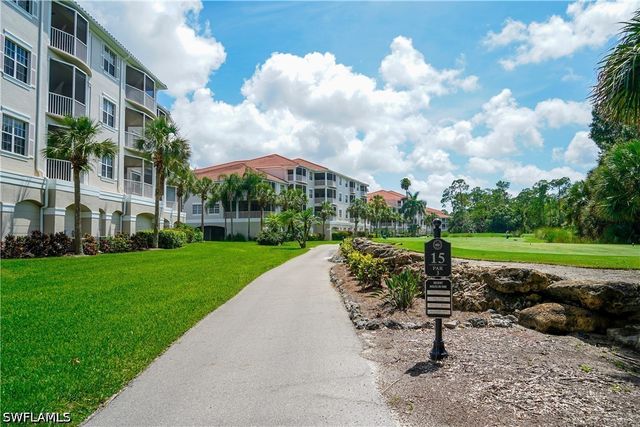 4853 Hampshire CT 105, Naples, FL 34112