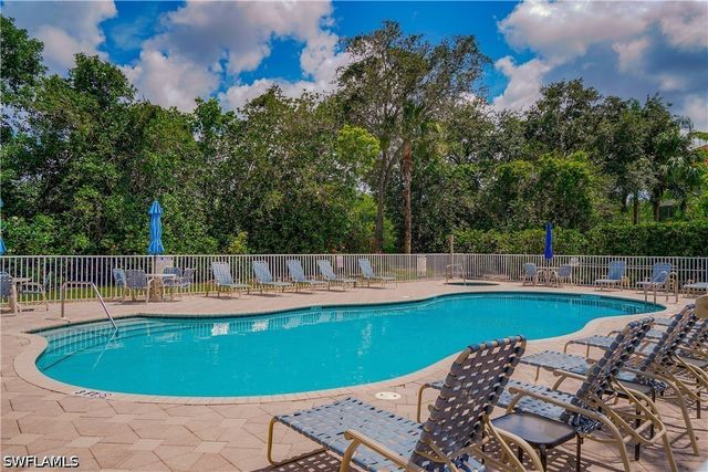 4853 Hampshire CT 105, Naples, FL 34112