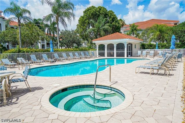 4853 Hampshire CT 105, Naples, FL 34112