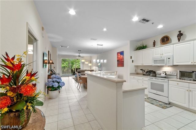 4853 Hampshire CT 105, Naples, FL 34112