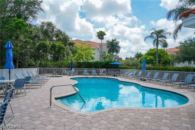 4853 Hampshire CT 105, Naples, FL 34112