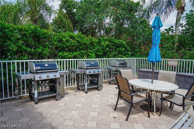 4853 Hampshire CT 105, Naples, FL 34112