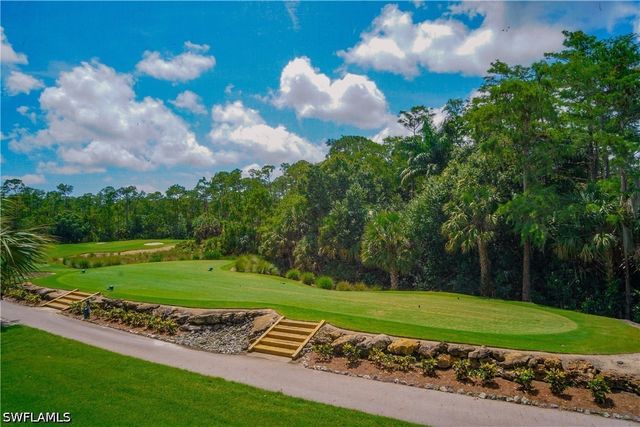 4853 Hampshire CT 105, Naples, FL 34112