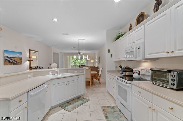 4853 Hampshire CT 105, Naples, FL 34112