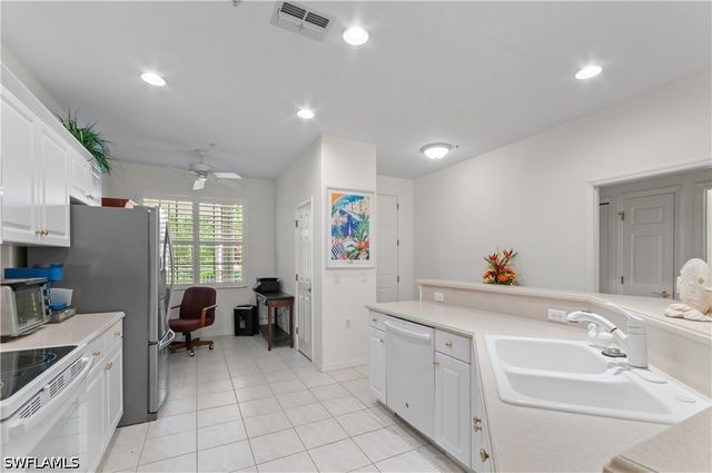 4853 Hampshire CT 105, Naples, FL 34112