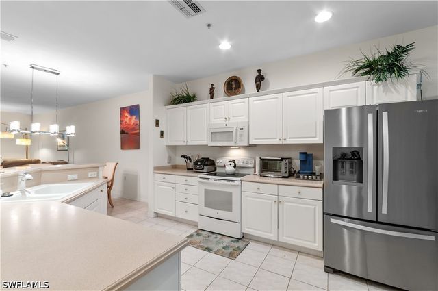 4853 Hampshire CT 105, Naples, FL 34112