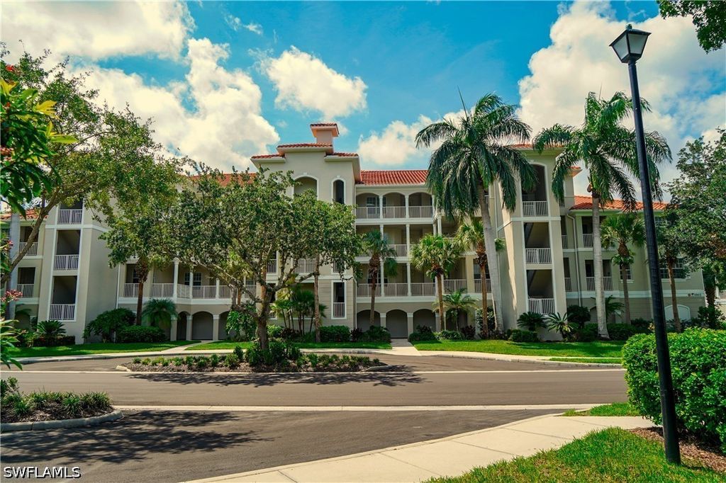 4853 Hampshire CT 105, Naples, FL 34112