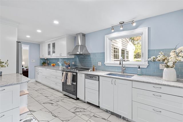 18 Massasoit Avenue, Barrington, RI 02806