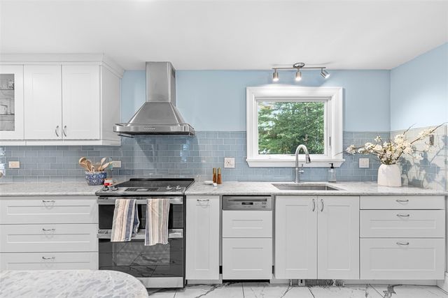 18 Massasoit Avenue, Barrington, RI 02806