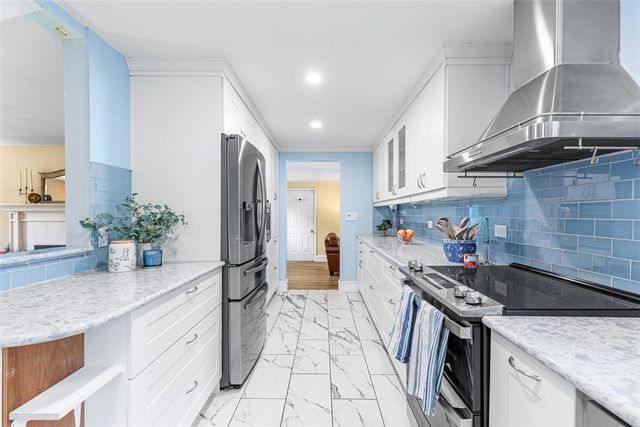 18 Massasoit Avenue, Barrington, RI 02806