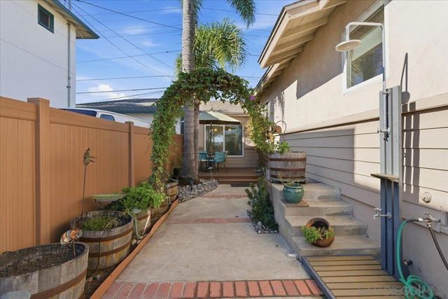 3634 Crown Point Dr, San Diego, CA 92109