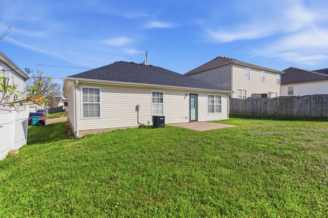 335 Sarna Dr, La Vergne, TN 37086