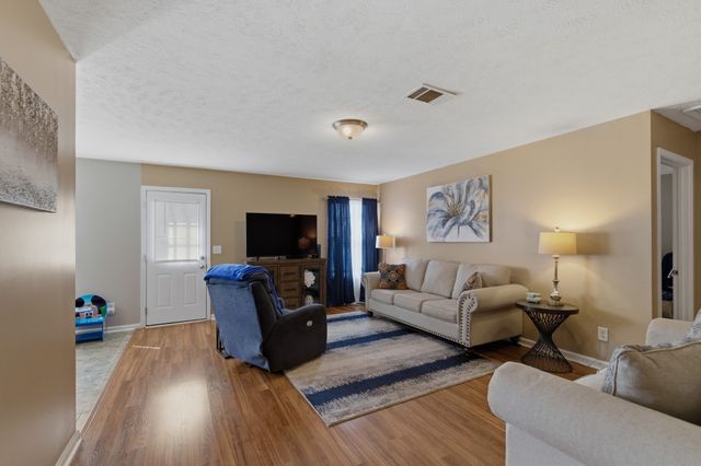 335 Sarna Dr, La Vergne, TN 37086