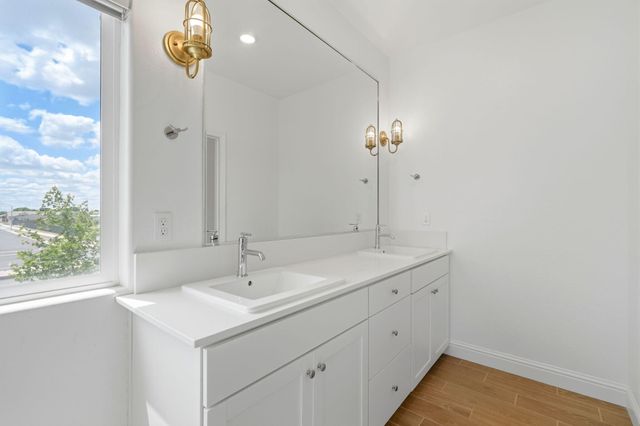 2429 W Claridge Way, Hanford, CA 93230