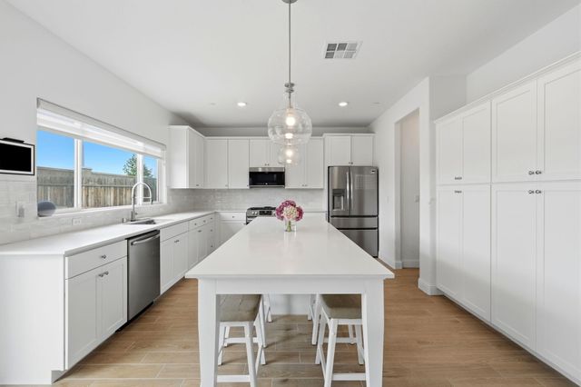 2429 W Claridge Way, Hanford, CA 93230