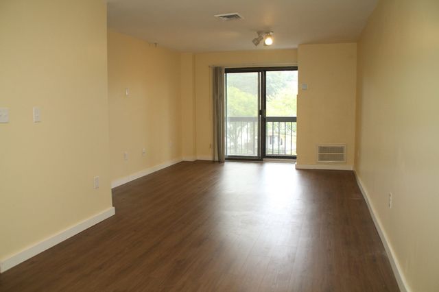 90 Quincy Shore Dr 219, Quincy, MA 02171