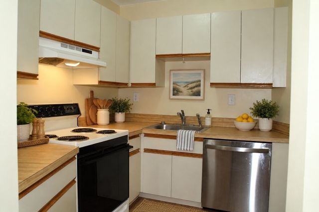 90 Quincy Shore Dr 219, Quincy, MA 02171