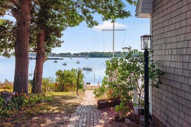 15 Oakhill Rd, Wareham, MA 02571