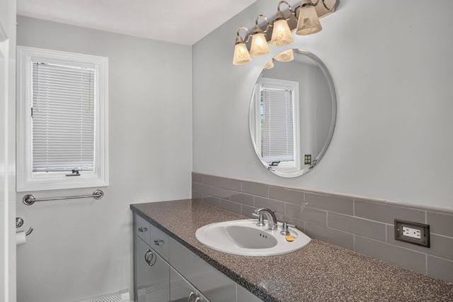 15 Oakhill Rd, Wareham, MA 02571