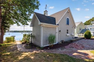 15 Oakhill Rd, Wareham, MA 02571