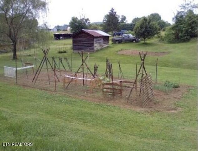 1894 Paint Rock Valley Rd, Philadelphia, TN 37846