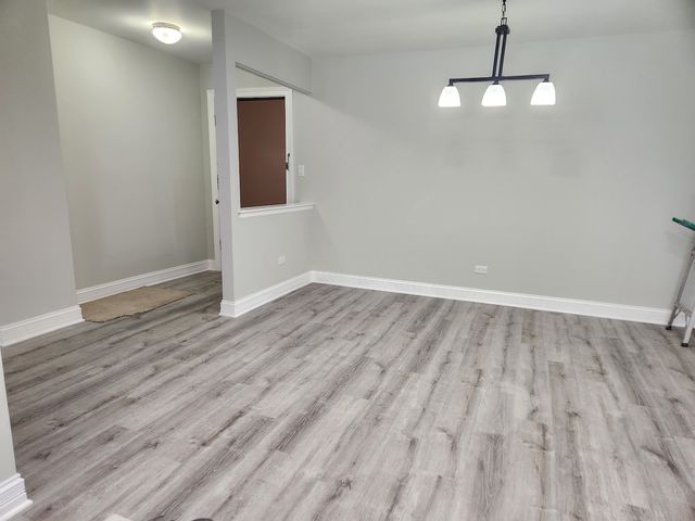 9242 Gross Point Road 107, Skokie, IL 60077