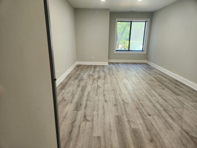 9242 Gross Point Road 107, Skokie, IL 60077