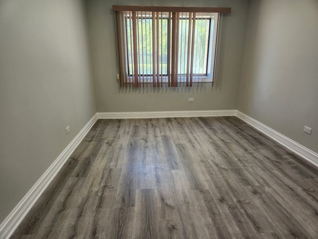 9242 Gross Point Road 107, Skokie, IL 60077