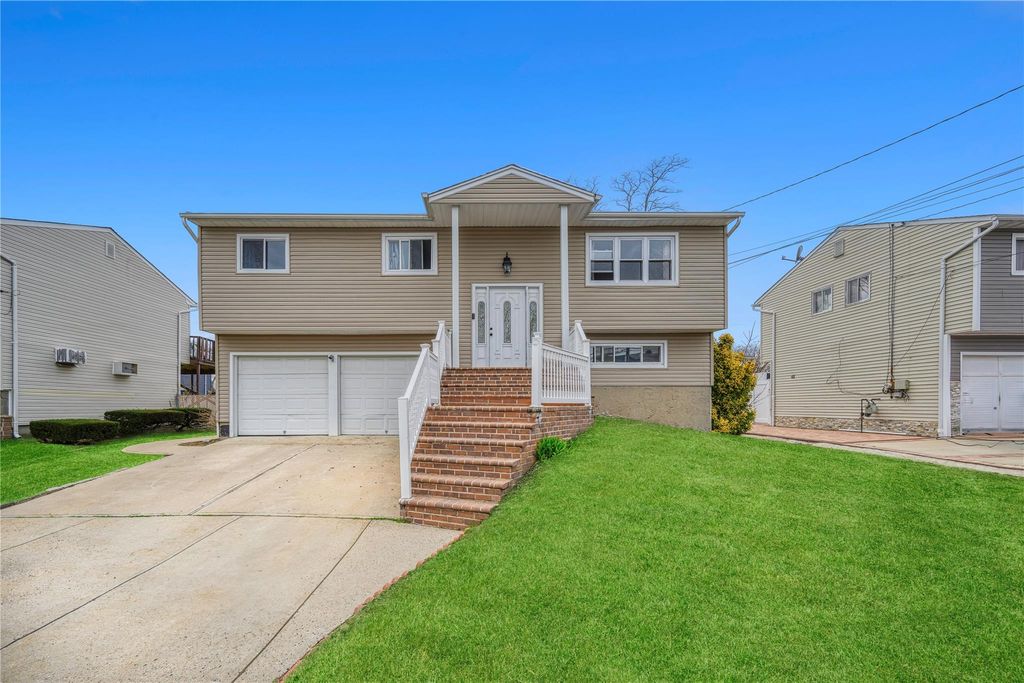 3 Ozone Place, Massapequa, NY 11758