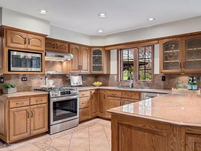 2S517 Danbury Drive, Glen Ellyn, IL 60137