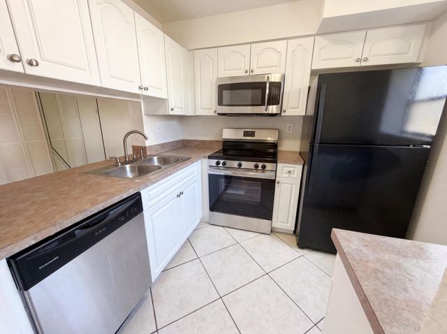 2737 S Oakland Forest Drive 202, Oakland Park, FL 33309